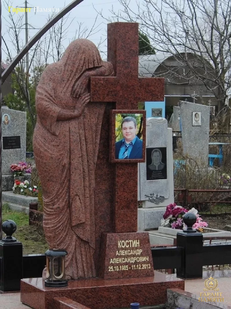 Элитный памятник Скорбящая с крестом №100